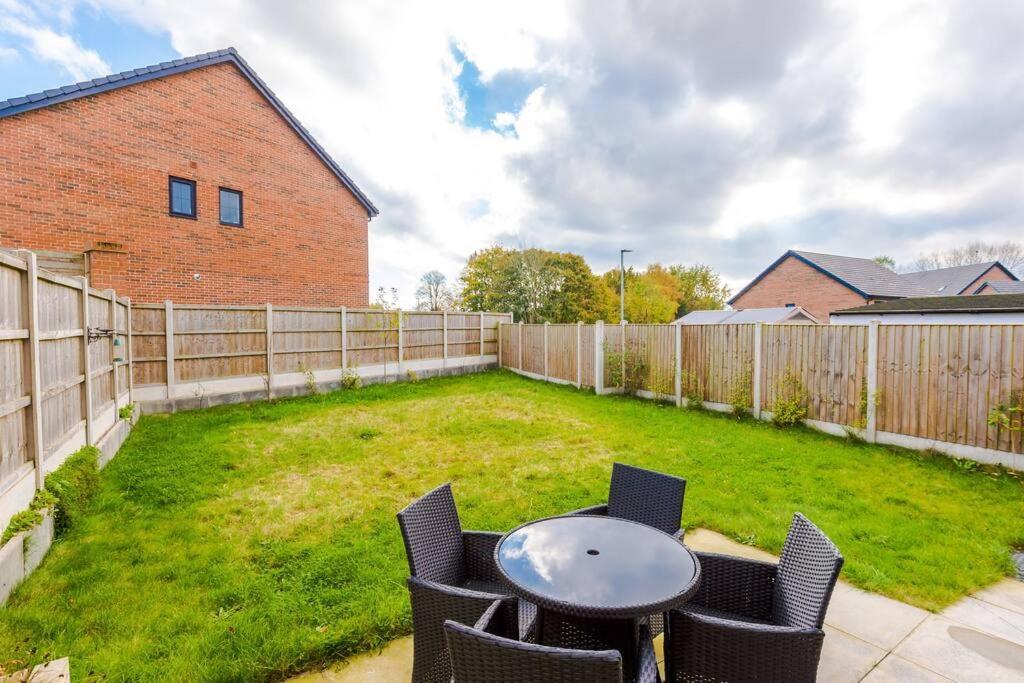 Sleeps 7, Stunning Home, Free Parking, Perfect For Groups, Long Term Disc Apartment *