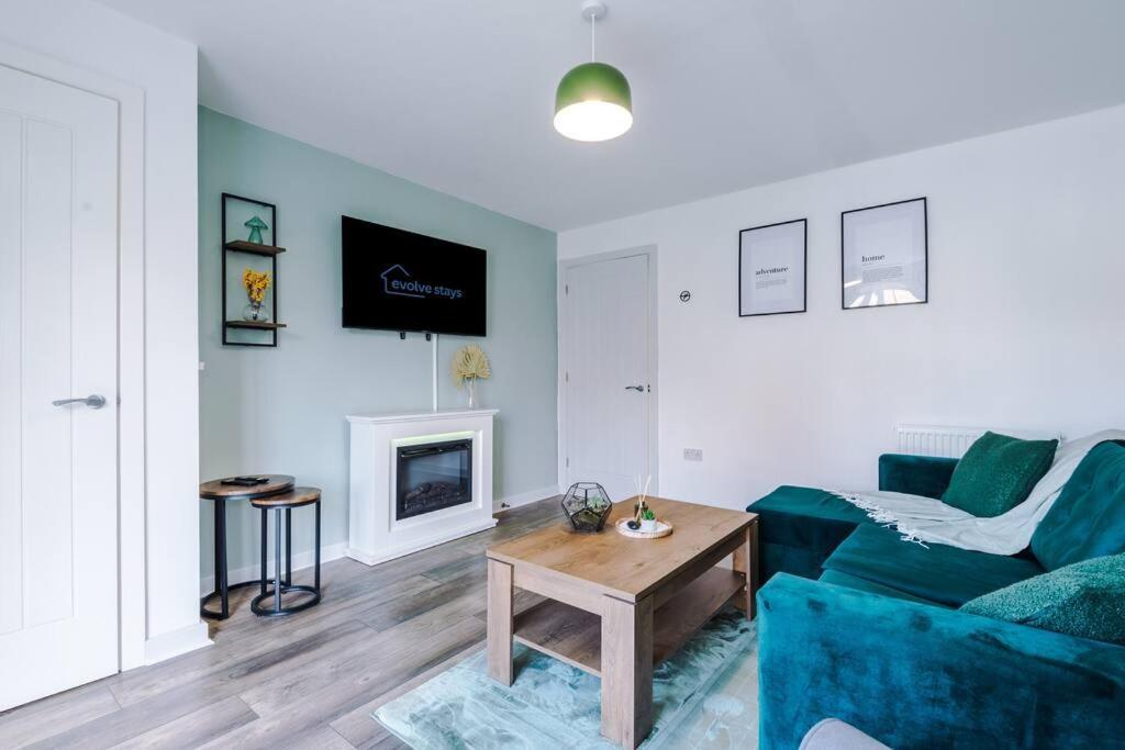 Sleeps 7, Stunning Home, Free Parking, Perfect For Groups, Long Term Disc Apartment Manchester