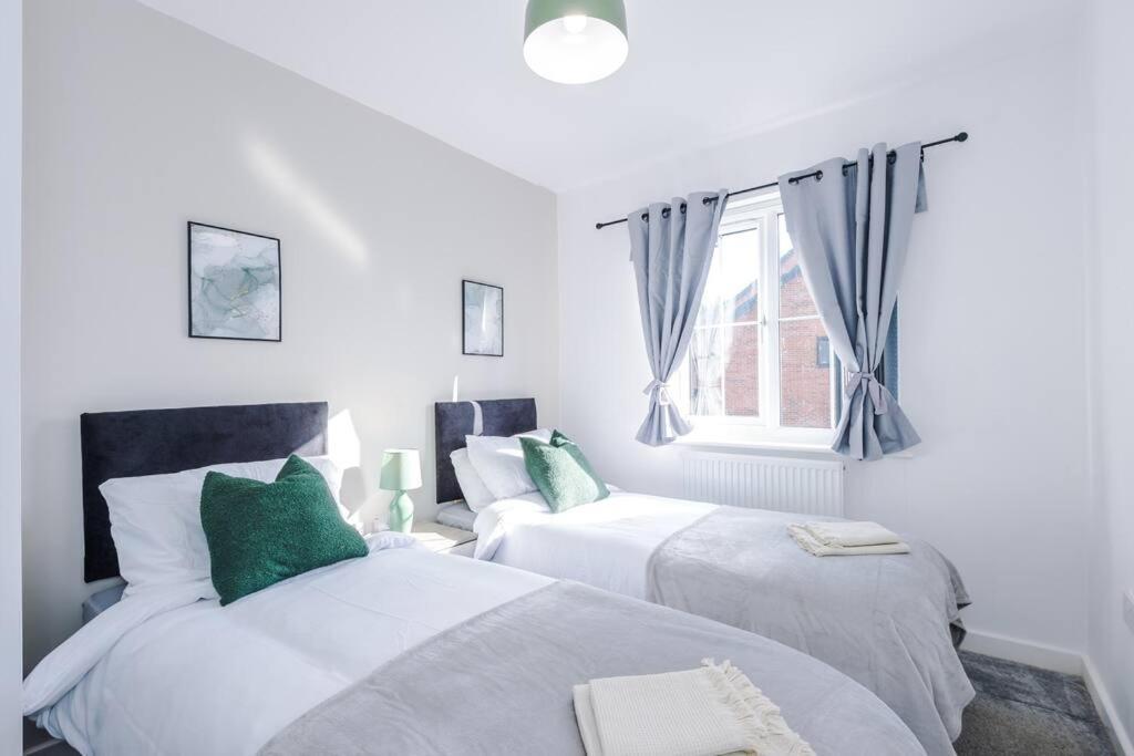 Sleeps 7, Stunning Home, Free Parking, Perfect For Groups, Long Term Disc *